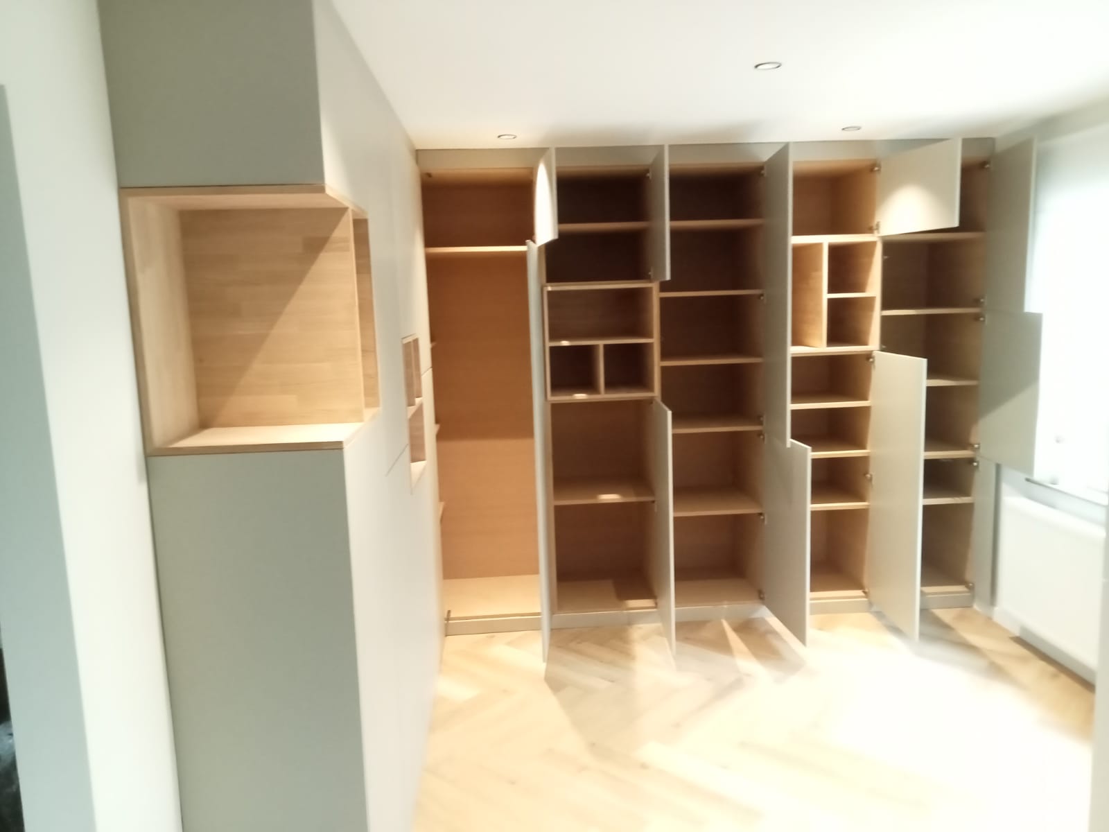 Meuble sur mesure avec niche en chêne